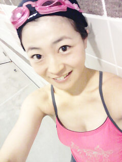 暑い日はプールでトレーニング。こんな格好で泳いでいます！