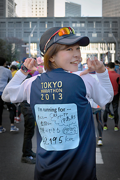 前回の東京マラソンでは、背中に「東北を、全国を、笑顔にできる42.195km」と書いて走りました！