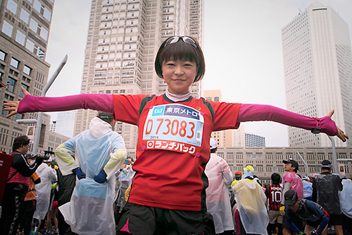 スタート地点の東京都庁前で記念撮影。いよいよ東京マラソンの幕開けです！