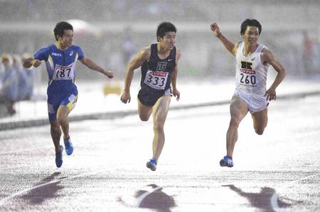 大雨の中で行なわれた日本選手権。100ｍで９秒台には届かずとも１着の桐生祥秀（中央）