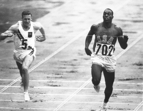 男子100メートルで当時世界タイ記録を出したボブ・ヘイズ（右）