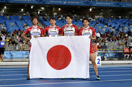 銀メダルを獲得した400ｍリレーの（左から）高瀬慧、高平慎士、飯塚翔太、山縣亮太
