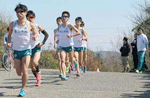 ３月、大分で走り込んだ青山学院大陸上部。右奥に選手を見守る原晋監督
