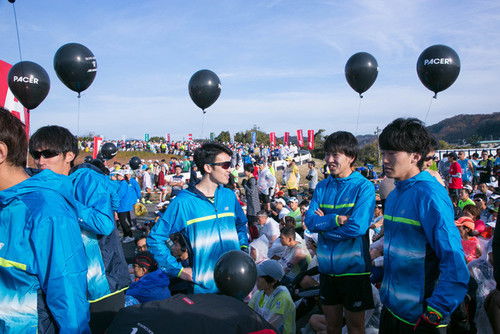 湘南国際マラソンで、目印として風船をつけてスタートを待つペースメーカー