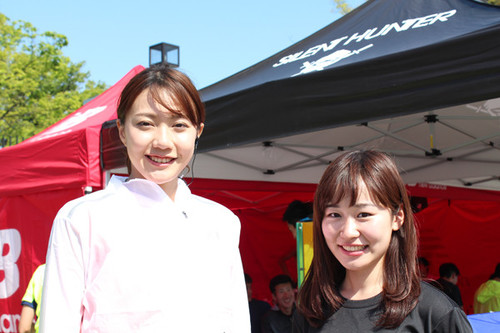 ボランティアとして大会を盛り上げていた杉江美沙さん（左）と丸山果恋さん（右）