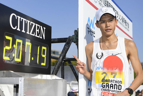 日本歴代５位の２時間７分19秒で日本勢トップの３位となった大迫傑