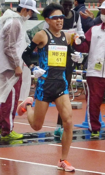 強豪ランナーが揃った丸亀ハーフマラソンを日本人トップでゴールした神野 photo by Kyodo News