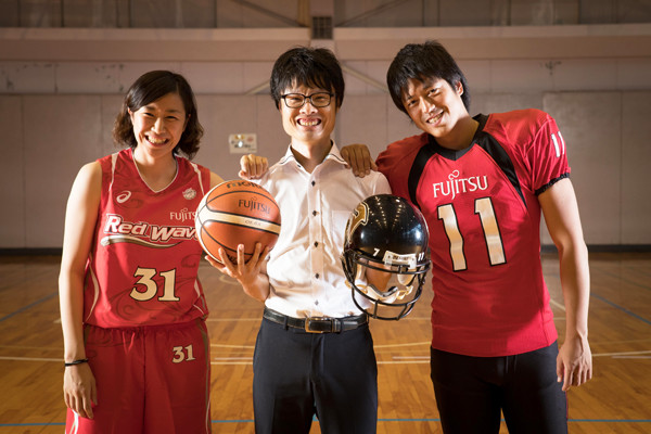 自身がマネージャーを務めるアメフト部の西村豪哲（右）と、女子バスケ部の高田汐織（左）に挟まれ、笑顔の柏原　