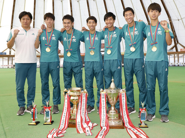 ２年ぶり４度目の出雲駅伝優勝を果たした青山学院大の選手たち