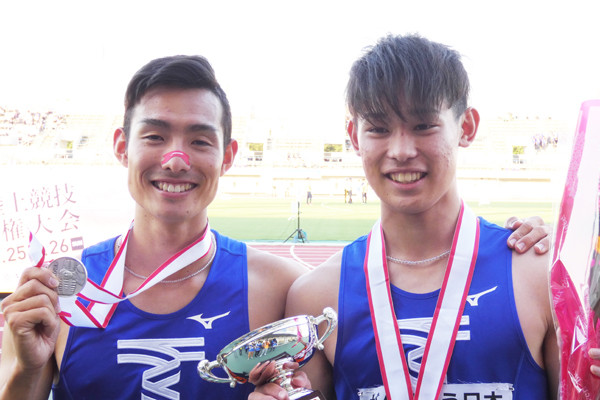 関東インカレで0.01秒差の接戦を繰り広げた東海大４年の館澤亨次（左）と１年の飯澤千翔