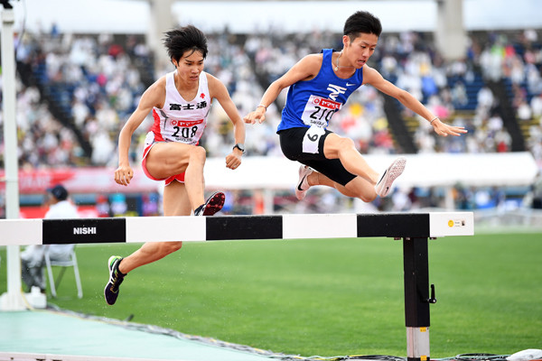 日本選手権3000ｍSCで塩尻和也（写真左）を破り、初優勝を飾った阪口竜平