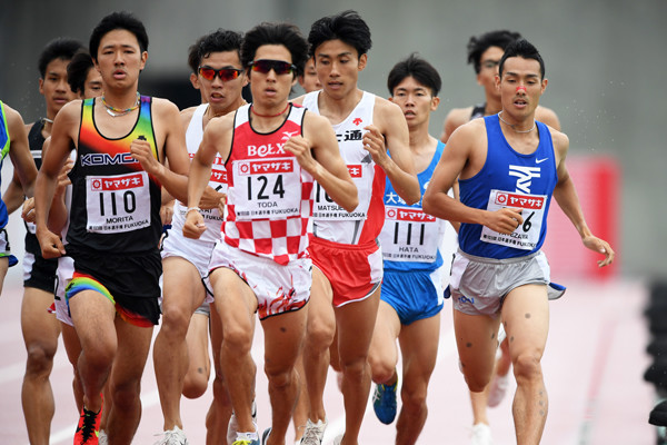 ３連覇を目指した館澤亨次（写真右）だが、ハイペースについていけず９位に終わった