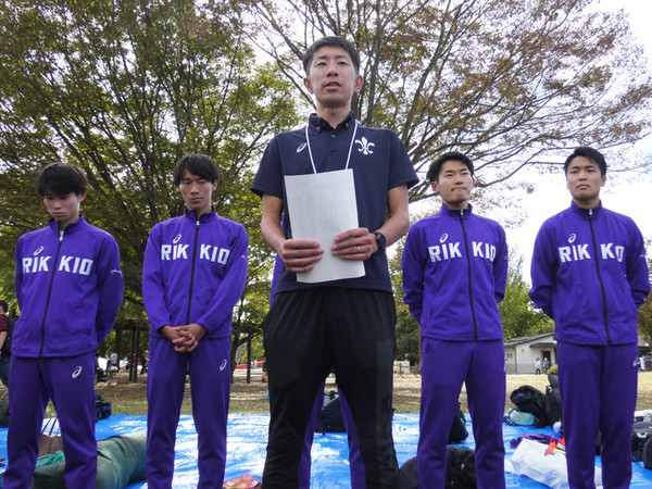 レース後、関係者たちに報告を行なう立教大・上野裕一郎監督（写真中央）と選手たち