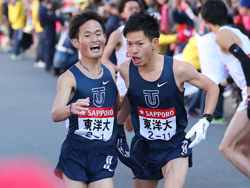 ２年連続で１区を１位で走っている西山和弥（写真左）