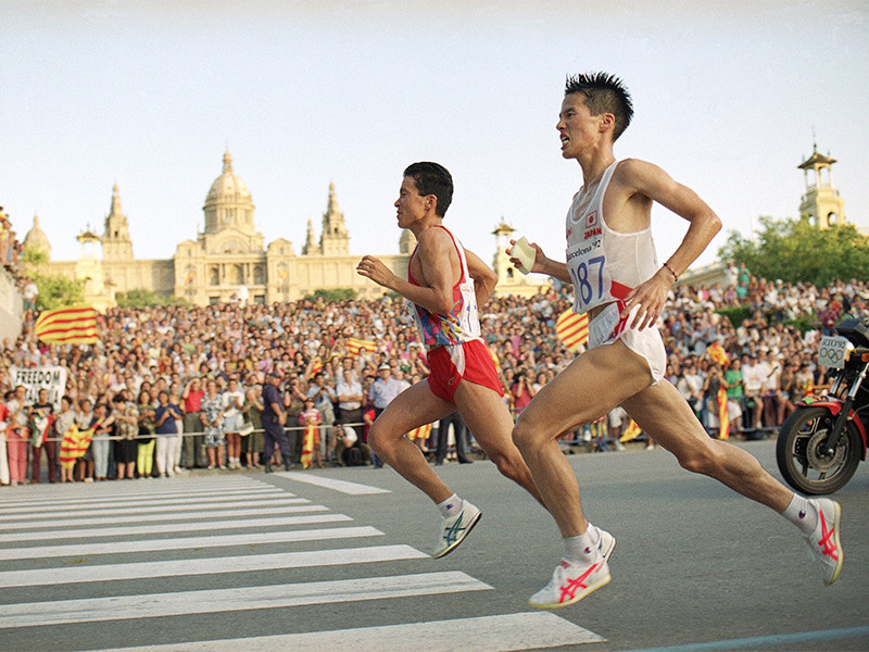 バルセロナ五輪男子マラソン、「こけちゃいました」と壮絶な優勝争い