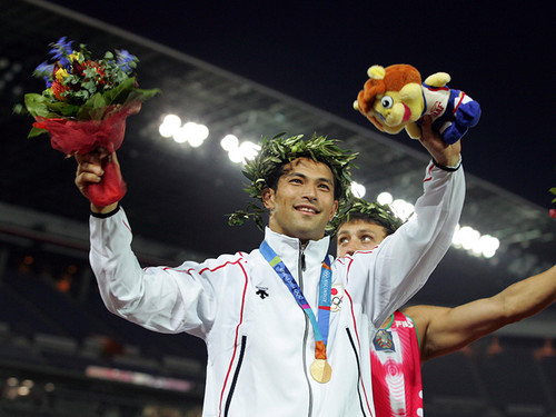 2004年アテネ五輪ハンマー投げ優勝の室伏広治。大会後の日本のスーパー陸上で金メダルが授与された