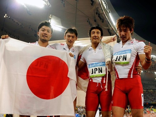 北京五輪の４×100ｍリレーでメダルを獲得した日本チーム。写真左から、末續慎吾、髙平慎士、朝原宣治、塚原直貴
