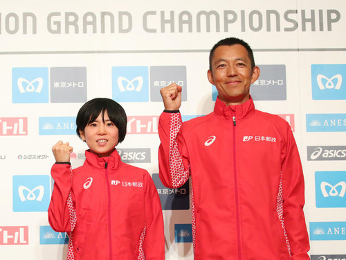 髙橋昌彦監督（写真右）指導のもと、昨年９月のMGCで東京五輪出場内定を決めた鈴木亜由子選手