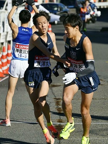 ２区で期待どおりの走りして、今後の活躍が期待される１年生の松山和希（左）