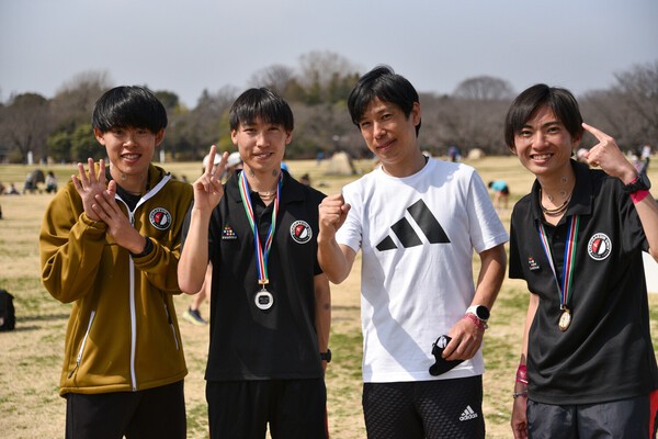 2022年３月の日本学生ハーフは、平林清澄（右）、中西大翔（左から２番目）がワンツー。伊地知賢造（左）が８位入賞。前田康弘監督（右から２番目）は今季のチームに自信