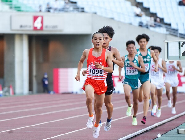 2022年６月のU20日本選手権で快走する佐久長聖高の吉岡大翔（中央）