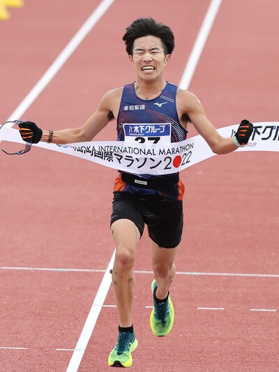 2022年12月、福岡国際マラソン。日本人トップでゴールする秋山清仁（愛知製鋼）