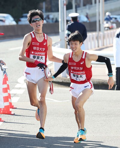 帝京生らしい走りで、8区を区間6位で走った２年生の山中博生（左）