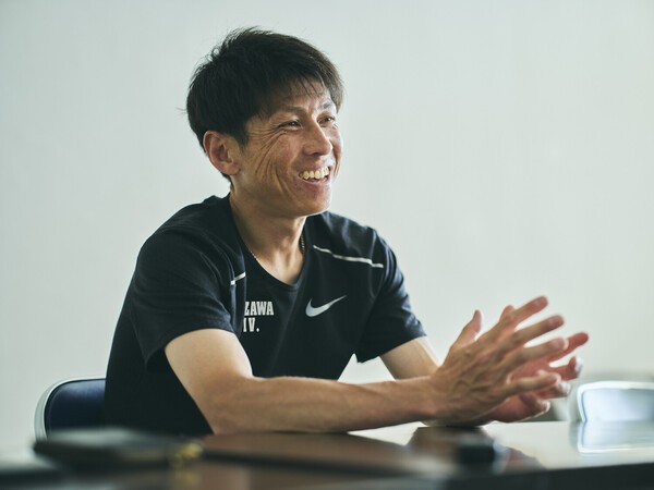 インタビューで今季の意気込みを語った駒澤大の藤田敦史監督