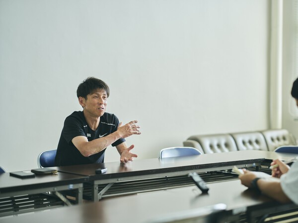 駒澤大玉川キャンパスでインタビューに応じた藤田敦史監督