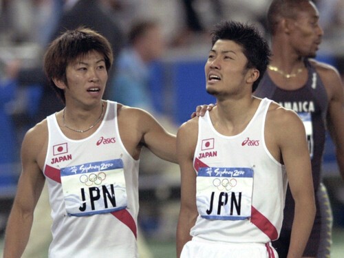 小島茂之（左）が走った決勝では末續慎吾（右）が決勝で肉離れを起こしたが最後まで走りきった　photo by Kyodo News