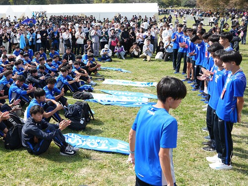 　箱根駅伝予選会後に厳しい表情でミーティングをする東海大の選手たち