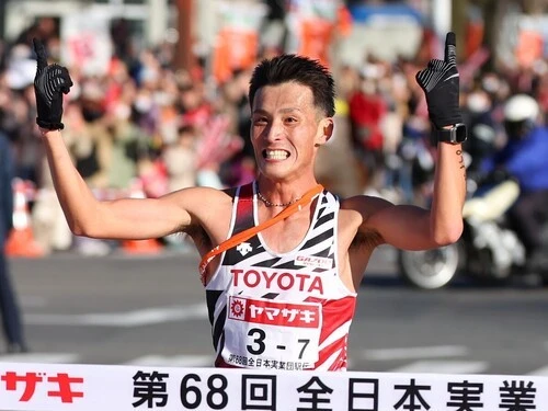 全日本実業団駅伝で優勝テープを切った服部勇馬　photo by Yohei Osada/AFLO