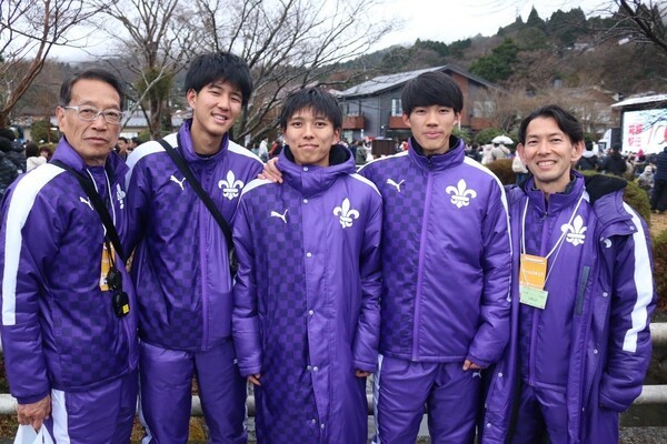 左から原田昭夫総監督（当時）、水取一樹主務、山本羅生選手、宮澤徹主将、林英明コーチ