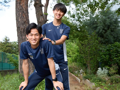 梅崎（手前）と石田は、ともに前向きな姿勢で最後の学生シーズンを走り続ける　photo by Murakami Shogo