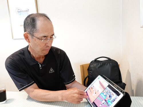 北口の高校時代の動画を見る松崎氏　photo by 寺田辰郎