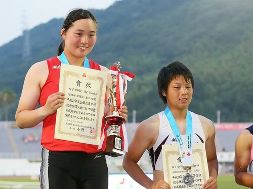 同学年ライバルとしてしのぎを削った山下実花子（右／写真は2015年インターハイ）　photo by YUTAKA/AFLO
