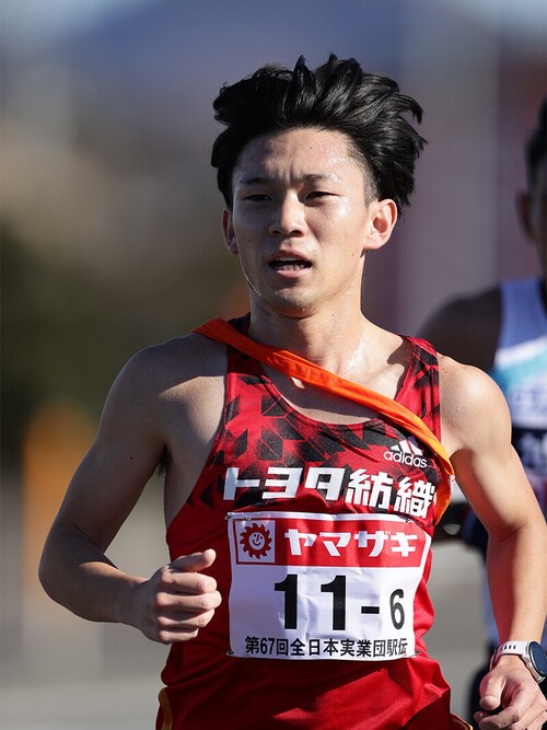 ニューイヤー駅伝を走る羽生拓矢　©AgenceSHOT