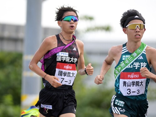 辻原は、出雲駅伝３区で青学大の黒田朝日（右）と渡り合った　photo by SportPressJP/AFLO