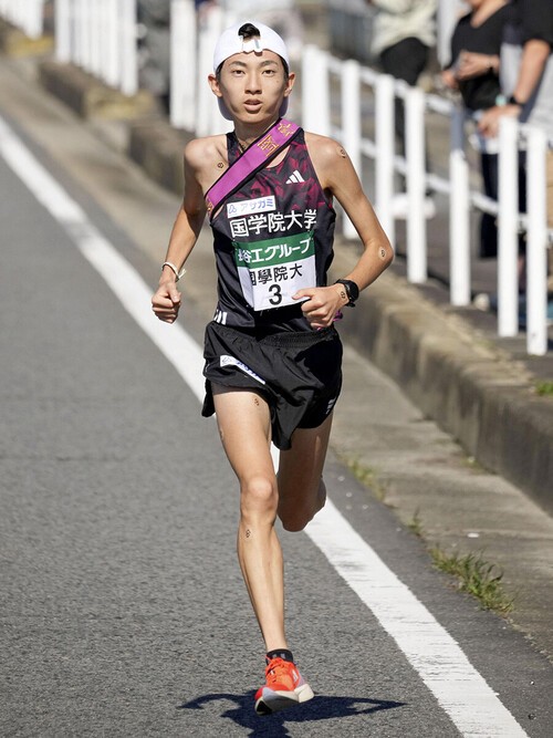 チームを優勝に導く走りを見せた國學院大・平林　photo by Kyodo News