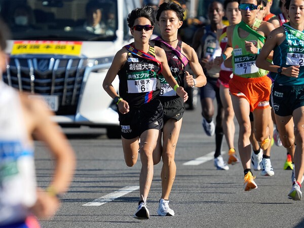 全日本大学駅伝２区を駆ける創価大学４年の吉田響　Photo by SportsPressJP/AFLO