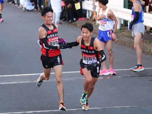 第96回箱根駅伝の２区を走り出す土方（右）。その時の「歴史を変える挑戦」のスローガンは今季、受け継がれた　photo by YUTAKA/アフロスポーツ