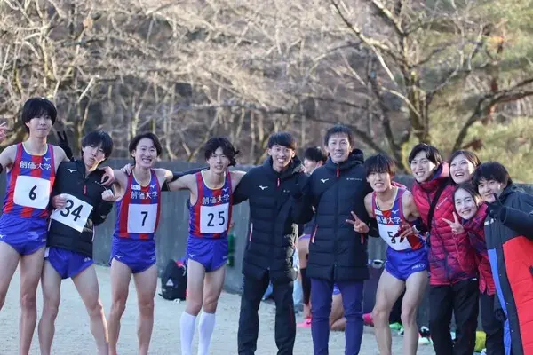 榎木監督、チームメイトたちと（右から4番目が吉田さん）。写真／本人提供