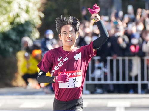 今年の箱根駅伝５区で、早大・工藤は人気漫画のアクションのマネをしながらフィニッシュした　photo by Wada Satoshi