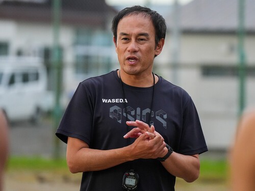 クラファンで調達した資金を個の強化に活用していると説明する花田駅伝監督　photo by Wada Satoshi