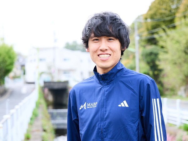 チームの運営を支えるゼネラルマネージャーの髙木聖也。神野の青学大時代の１学年先輩で、陸上部の主務を務めていた　photo by Murakami Shogo