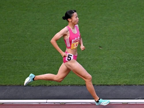 力強いストライドで世界を目指す久保凛　photo by Nakamura Hiroyuki