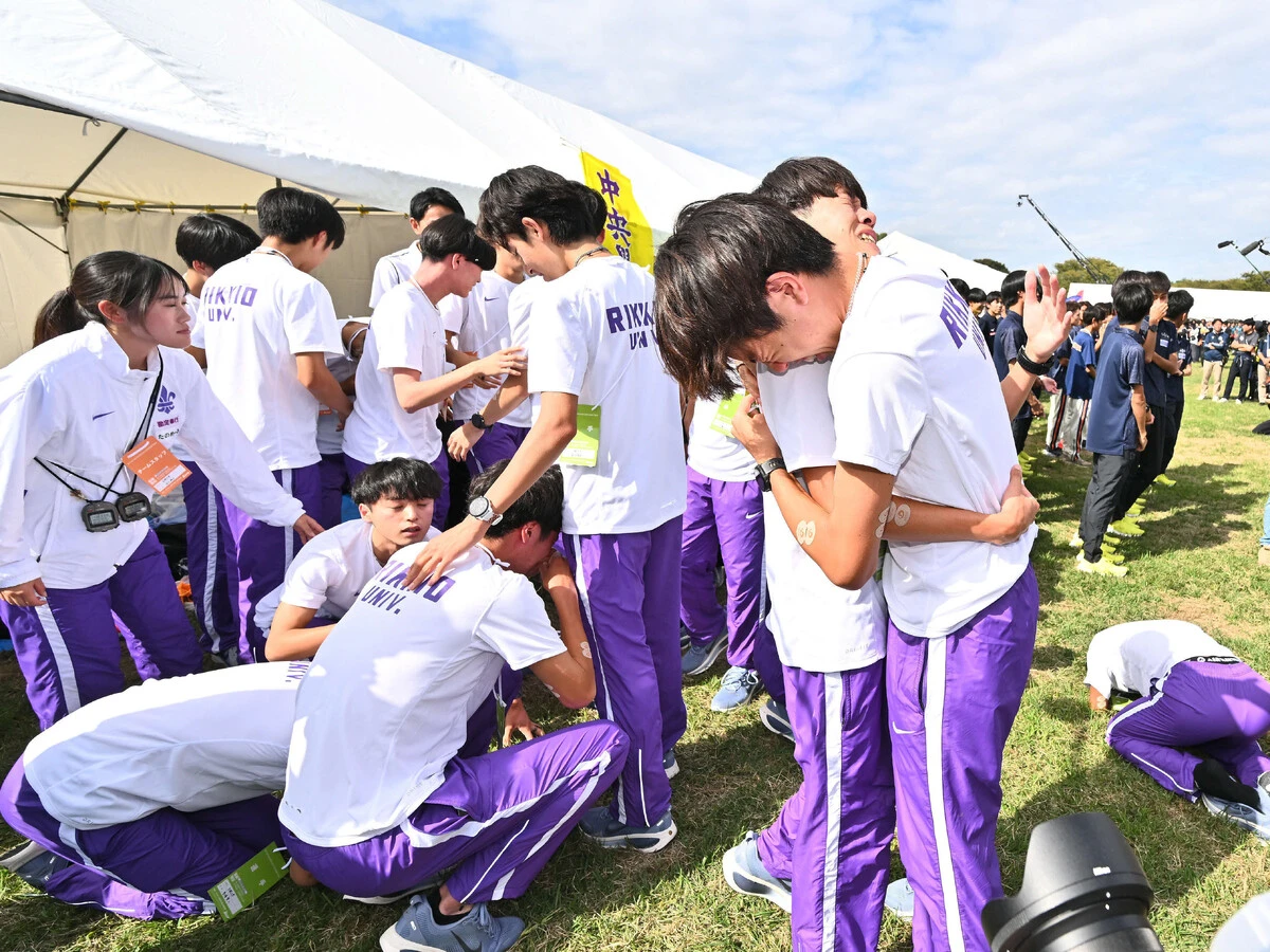 10位で予選会を突破した立教大の選手たちは抱き合って喜んだ　photo by Nikkan Sports/Aflo