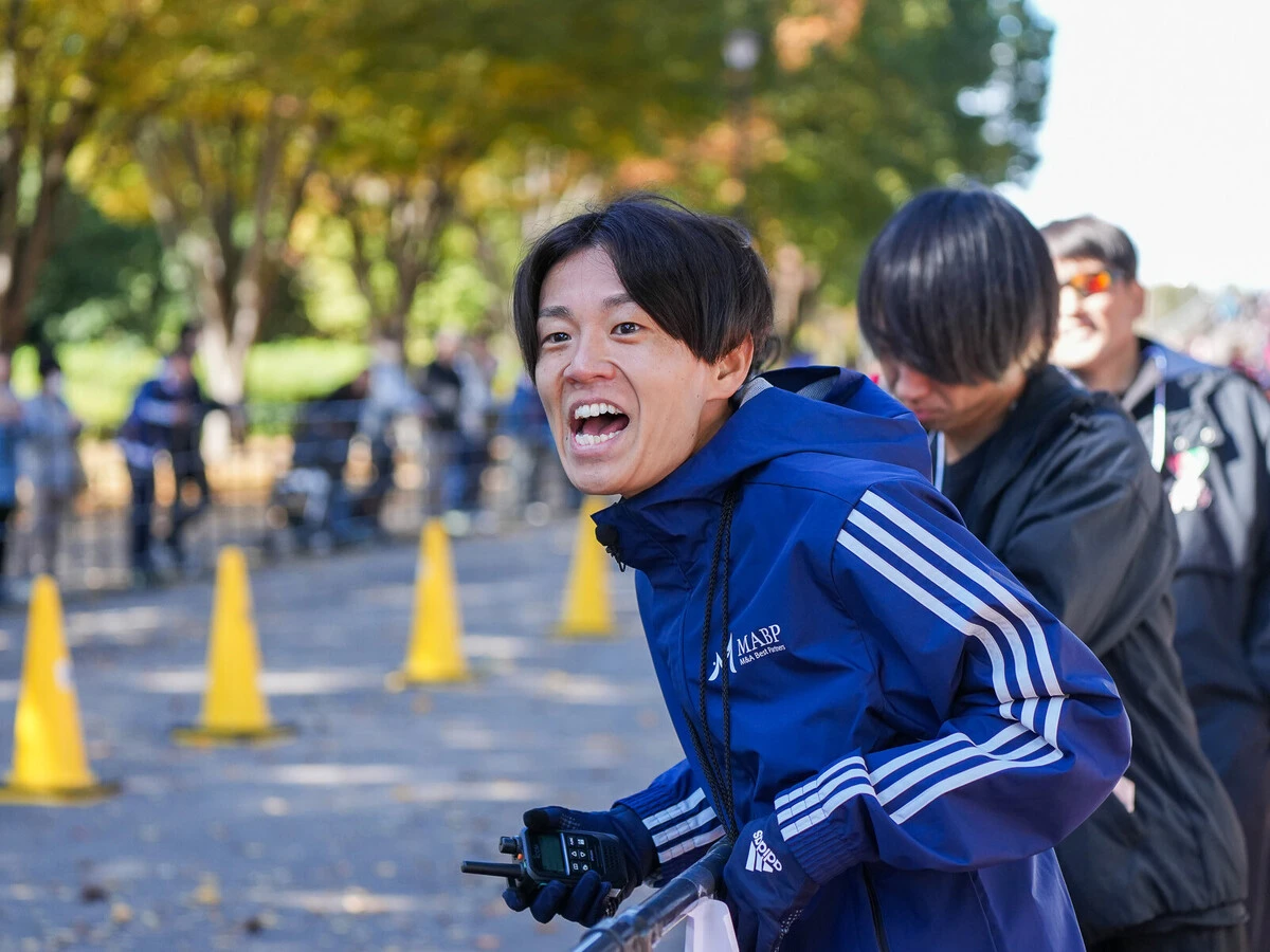 沿道から選手に檄を飛ばす神野大地。今大会は監督業に専念　photo by Wada Satoshi