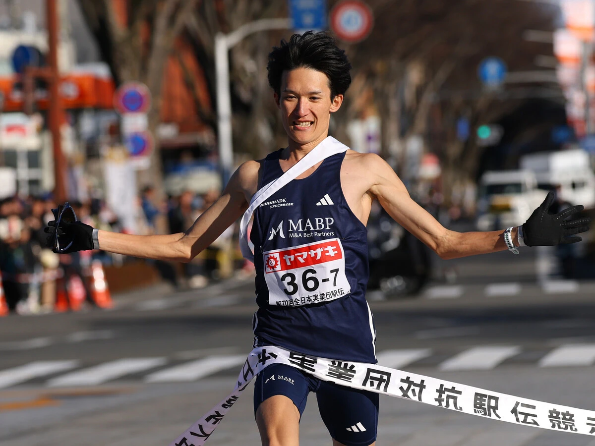 ゴールテープを切る主将の木付琳。初挑戦のニューイヤー駅伝は最下位の40位に終わったphoto by YUTAKA/AFLO SPORT