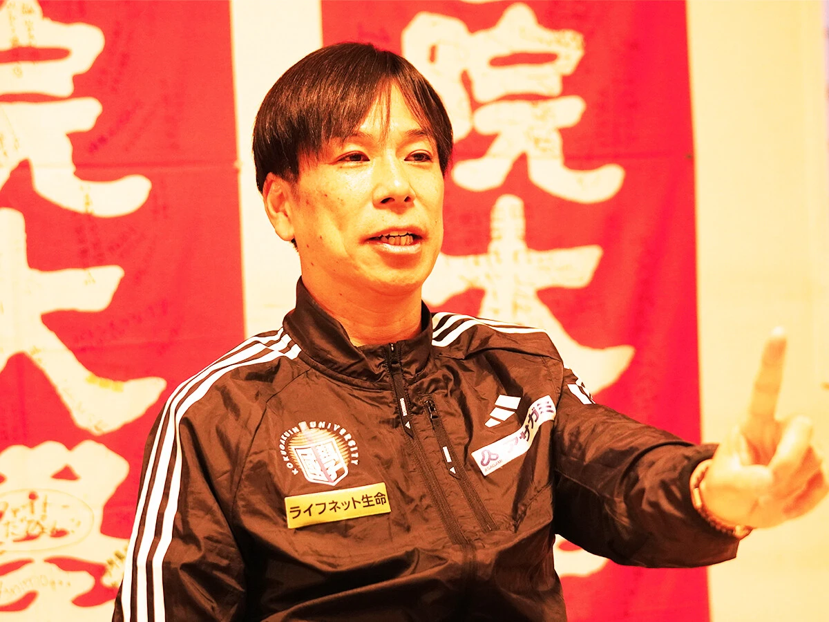 「青学大を超える」決意を固め、指導にあたる國學院大・前田監督 photo by Sportiva